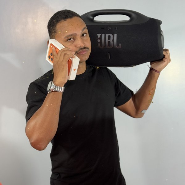 iPhone 17 pró max + 1 JBL BOOMBOX 4